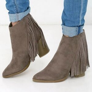 Madden Girl Shaare Taupe Suede Fringe Booties Size 7